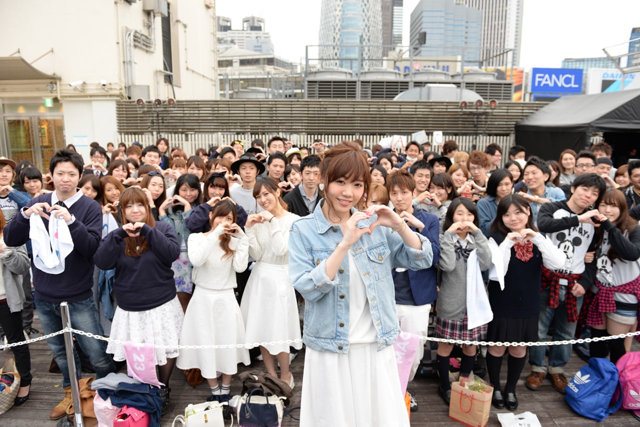 MACOがペアルック限定イベントを実施、ルミネ屋上で「LOVE」熱唱