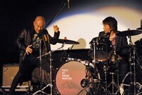 鬼教師フレッチャーに扮した竹中直人と茂木欣一（Dr）。