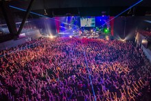 MAN WITH A MISSIONのライブの様子。