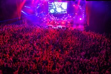 MAN WITH A MISSIONのライブの様子。