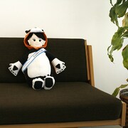 ソファーに座るあらいぐんまちゃん。ぬいぐるみ。