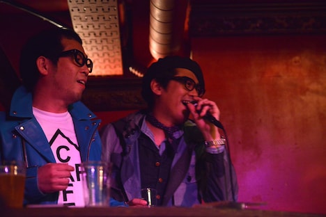 会場にはプライベートで祝福に駆けつけたLD&K同窓生・沖井礼二（TWEEDEES、ex. Cymbals / 写真右）の姿も。DJを務めた松村祐治（左）と沖井は中学生時代からの悪友だ。