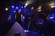 冒頭数曲で足をつってしまった金剛地武志。