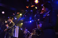 yes, mama ok? 20周年記念ライブ「GREATEST HITS」の様子。