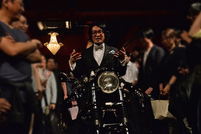 ハーレーに乗ったままステージへと向かう高橋晃。