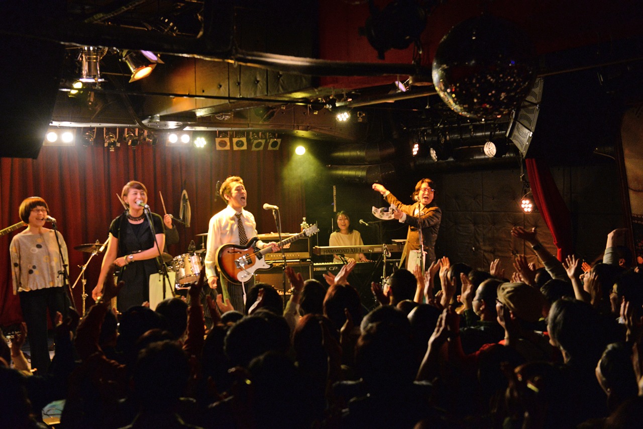 yes, mama ok? 20周年記念ライブ「GREATEST HITS」の様子。