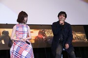 左から島崎遥香、大友啓史。 (c)AKS