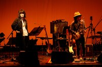 志磨遼平と高田漣。