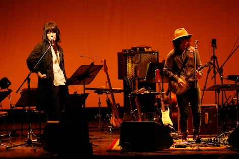 志磨遼平と高田漣。