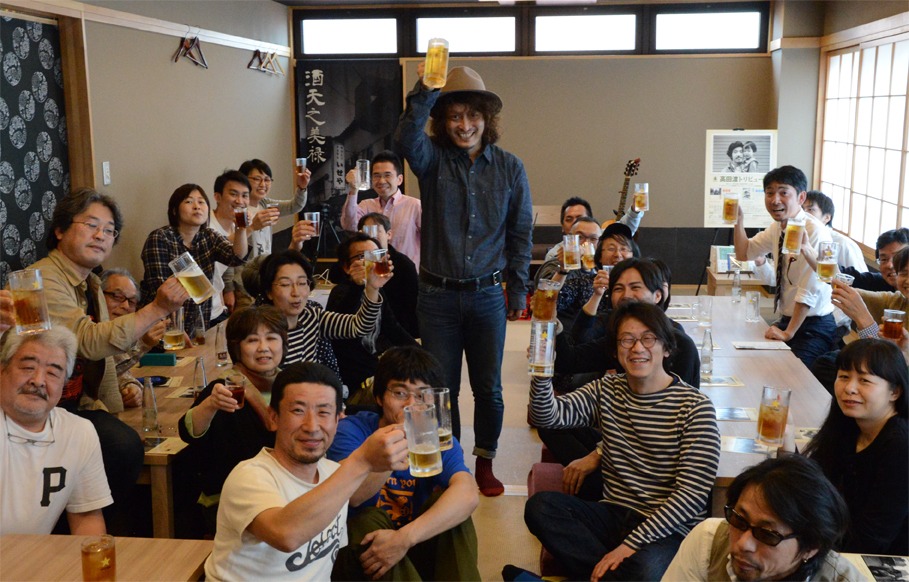 「高田漣がいせやで歌う高田渡。」の様子。