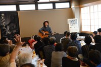 「高田漣がいせやで歌う高田渡。」の様子。