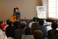 「高田漣がいせやで歌う高田渡。」の様子。