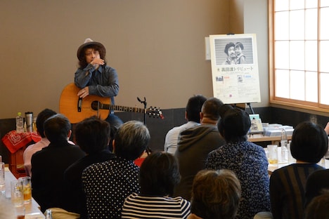 「高田漣がいせやで歌う高田渡。」の様子。