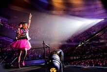 LiSA「「LiVE is Smile Always～PiNK&BLACK～『いちごドーナツ』」の様子（Photo by hajime kamiiisaka）。