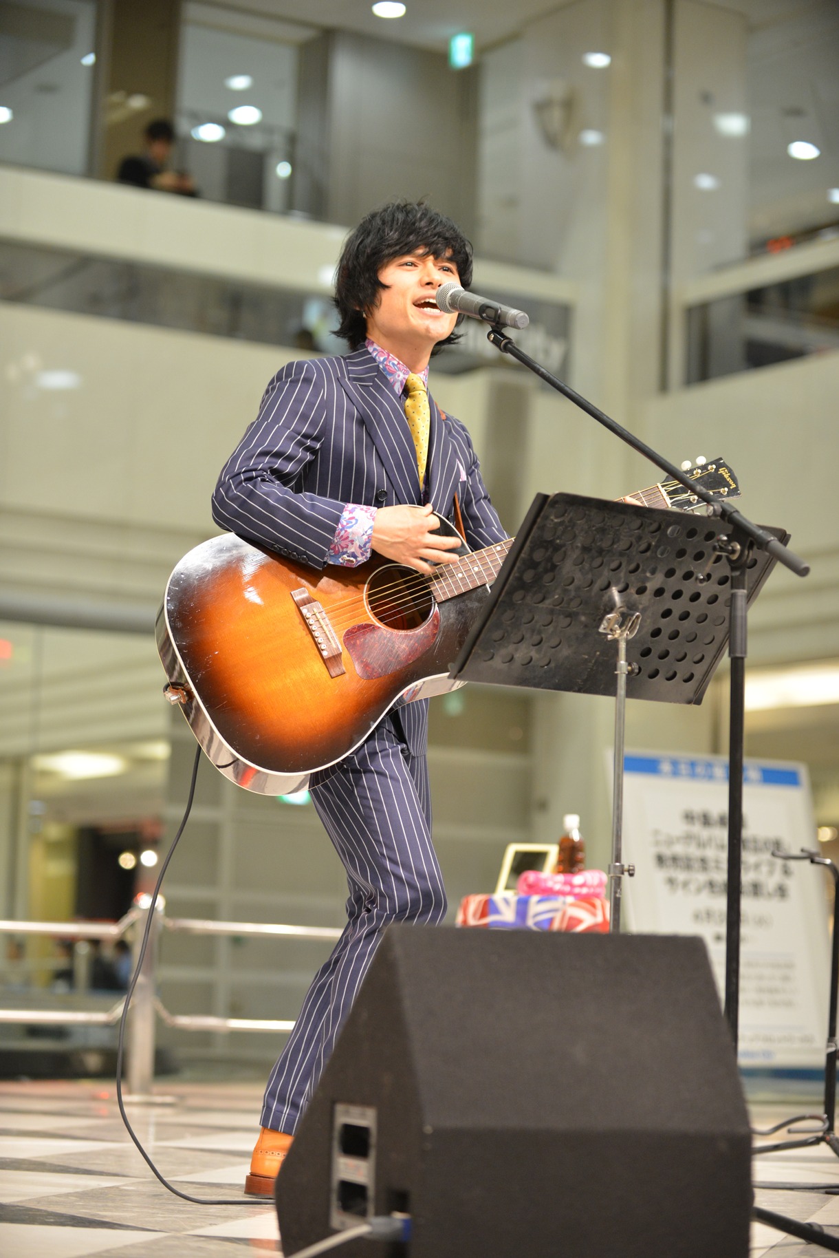 「煉瓦の家」発売記念イベントでミニライブを行う中島卓偉。