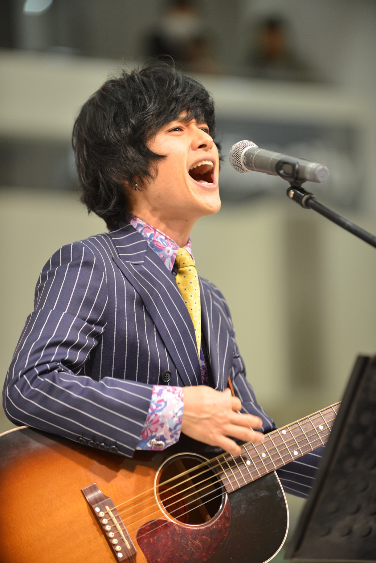 「煉瓦の家」発売記念イベントでミニライブを行う中島卓偉。