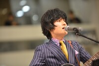 「煉瓦の家」発売記念イベントでミニライブを行う中島卓偉。