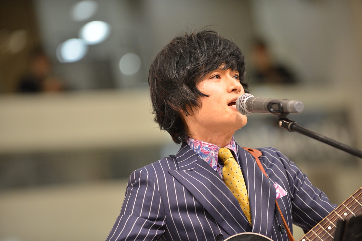 「煉瓦の家」発売記念イベントでミニライブを行う中島卓偉。