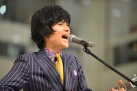 「煉瓦の家」発売記念イベントでミニライブを行う中島卓偉。