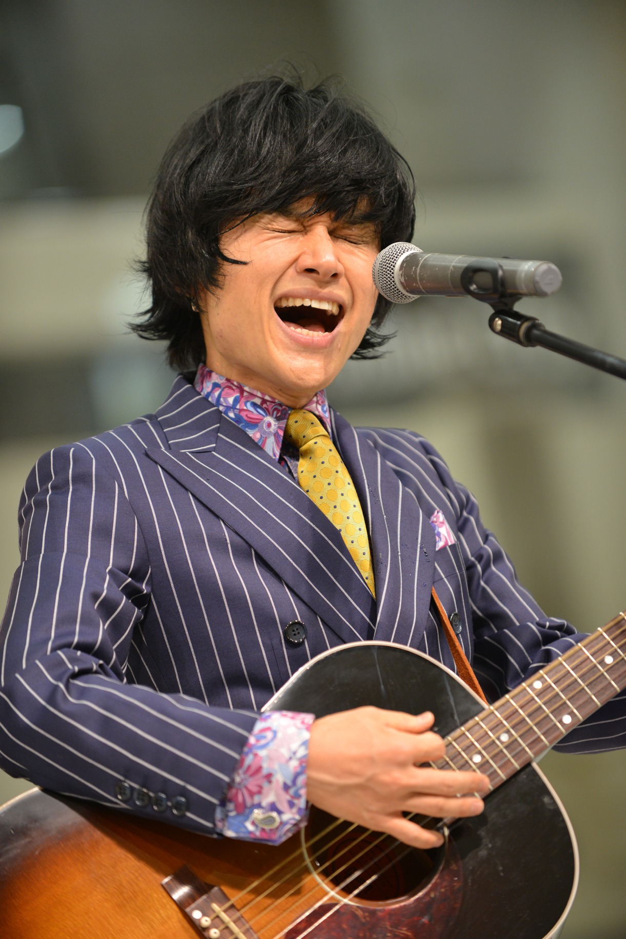 「煉瓦の家」発売記念イベントでミニライブを行う中島卓偉。