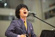 「煉瓦の家」発売記念イベントでミニライブを行う中島卓偉。