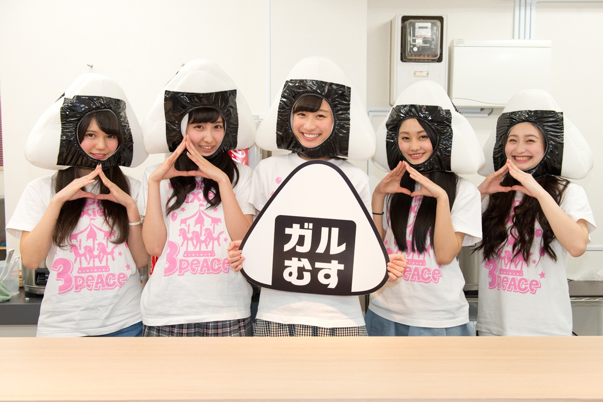 「ガルむす」にておにぎりのコスチュームを着用したPPP!PiXiON。