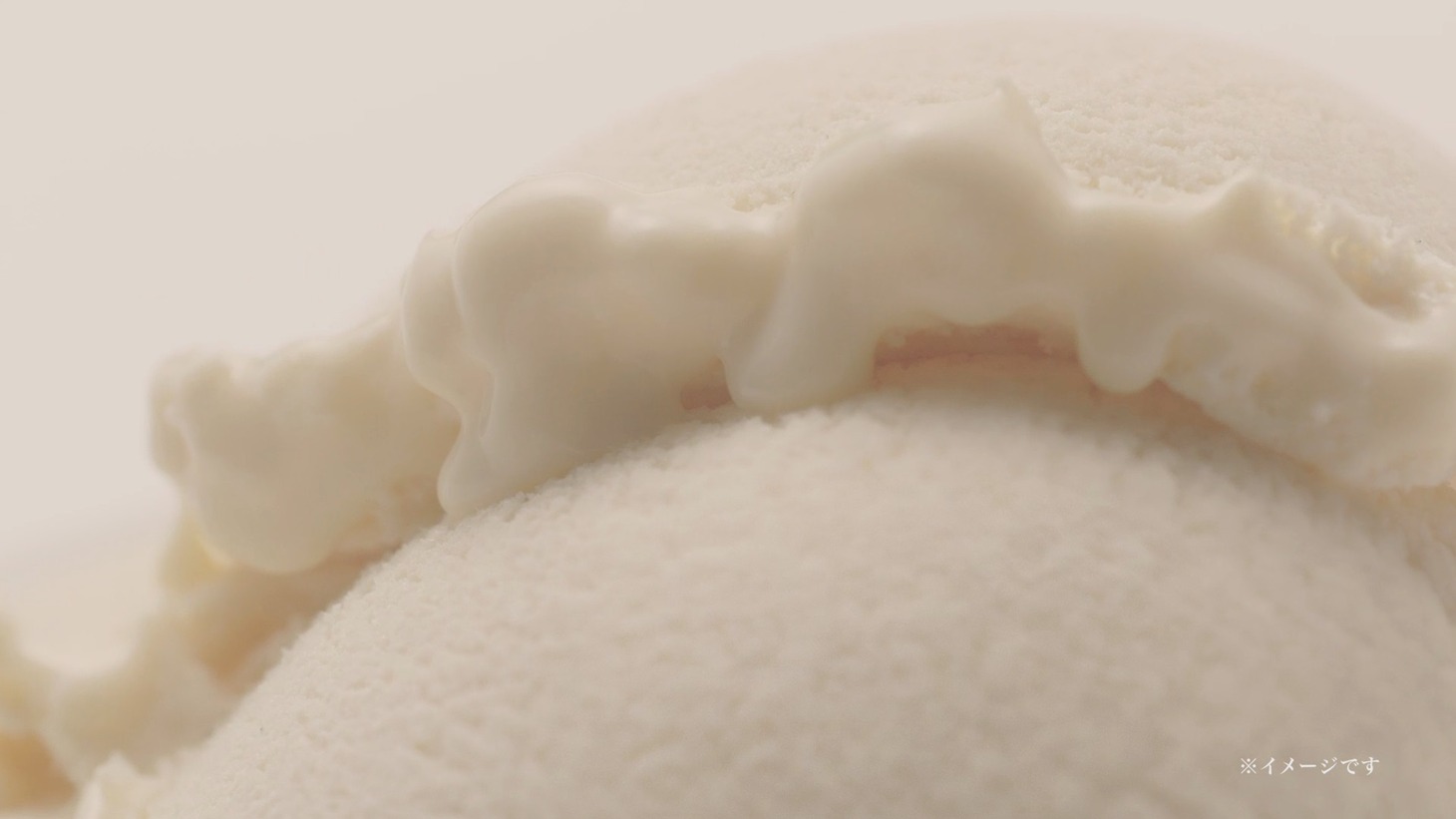 江崎グリコ「牧場しぼり」CM「生乳たっぷり」編のワンシーン。