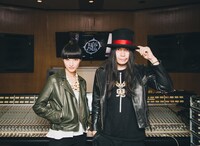 左からシシド・カフカ、KenKen。