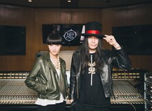 左からシシド・カフカ、KenKen。