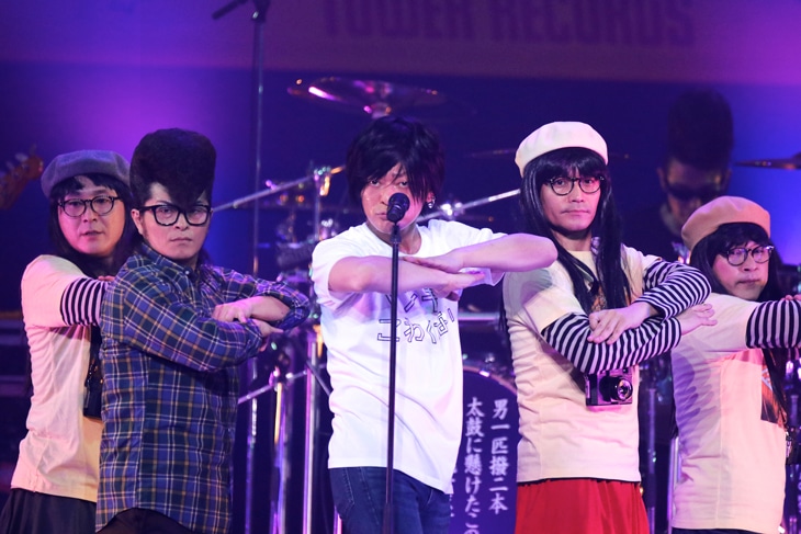 2015年の人気画像5位は「氣志團が素顔解禁！ジャージ姿のキュウソと『ヤンキーこわい』合唱」より、「TOWER RECORDS presents FIST BUMP vol.1 氣志團 × キュウソネコカミ ～校舎のウラで一触即発!?～」の様子。（Photo by Viola Kam ［V'z Twinkle Photography］）