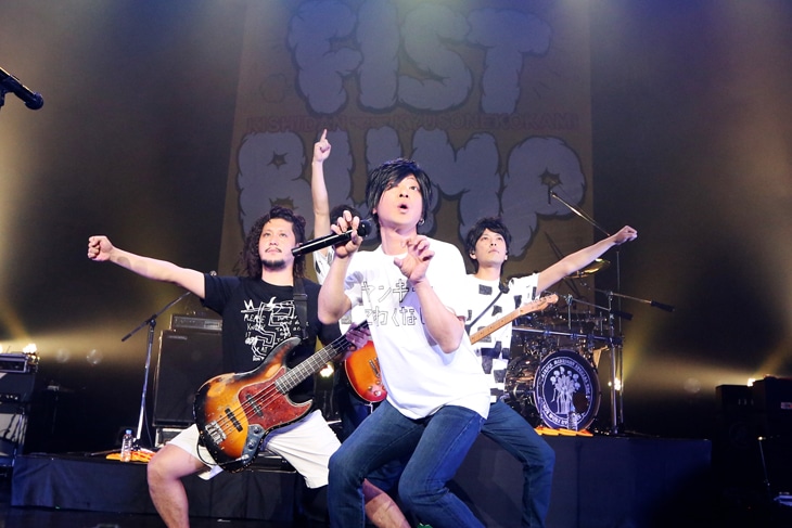 “チクビアマガミ”と名乗りステージ上に姿を現した氣志團。（Photo by Viola Kam ［V'z Twinkle Photography］）