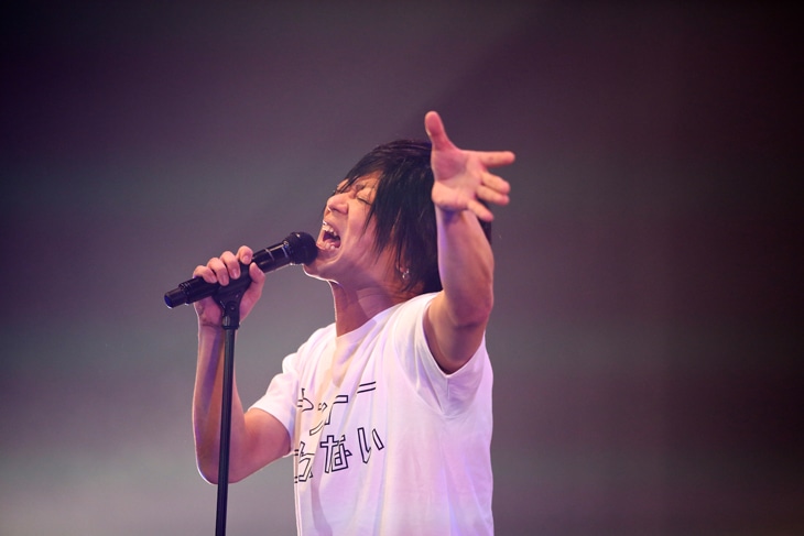 2015年の人気画像34位は「氣志團が素顔解禁！ジャージ姿のキュウソと『ヤンキーこわい』合唱」より、綾小路翔（Dragon Voice）。（Photo by Viola Kam ［V'z Twinkle Photography］）