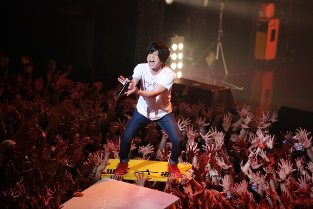 今週の人気画像第3位は「氣志團が素顔解禁！ジャージ姿のキュウソと『ヤンキーこわい』合唱」より、“氣斗雲”に乗る綾小路翔（Dragon Voice）。 （Photo by Viola Kam ［V'z Twinkle Photography］）