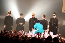 「TOWER RECORDS presents FIST BUMP vol.1 氣志團 × キュウソネコカミ ～校舎のウラで一触即発!?～」の様子。 （Photo by Viola Kam ［V'z Twinkle Photography］）