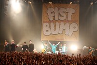 「TOWER RECORDS presents FIST BUMP vol.1 氣志團 × キュウソネコカミ ～校舎のウラで一触即発!?～」の様子。 （Photo by Viola Kam ［V'z Twinkle Photography］）