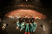 「TOWER RECORDS presents FIST BUMP vol.1 氣志團 × キュウソネコカミ ～校舎のウラで一触即発!?～」の様子。 （Photo by Viola Kam ［V'z Twinkle Photography］）