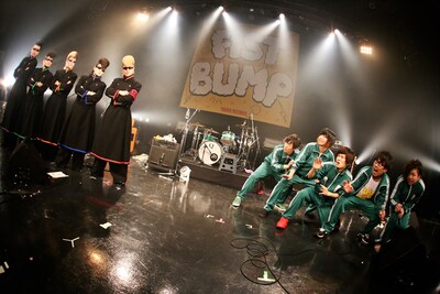 今週の人気画像第2位は「氣志團が素顔解禁！ジャージ姿のキュウソと『ヤンキーこわい』合唱」より、氣志團とキュウソネコカミ。（Photo by Viola Kam ［V'z Twinkle Photography］）