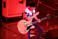 オカザワカズマ（G） （Photo by Viola Kam ［V'z Twinkle Photography］）