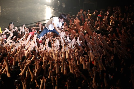 「TOWER RECORDS presents FIST BUMP vol.1 氣志團 × キュウソネコカミ ～校舎のウラで一触即発!?～」の様子。 （Photo by Viola Kam ［V'z Twinkle Photography］）