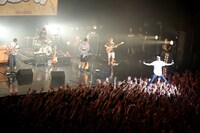 「TOWER RECORDS presents FIST BUMP vol.1 氣志團 × キュウソネコカミ ～校舎のウラで一触即発!?～」の様子。 （Photo by Viola Kam ［V'z Twinkle Photography］）