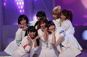 「MUSIC FAIR」出演時のしょこたん▼でんぱ組（▼はハートマーク）。 (c)フジテレビ