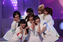 「MUSIC FAIR」出演時のしょこたん▼でんぱ組（▼はハートマーク）。 (c)フジテレビ