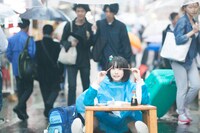 竹下通りで座り込んで甘エビを食べるあの。