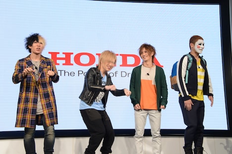 ステージ上ではバイクに乗るポーズも披露。