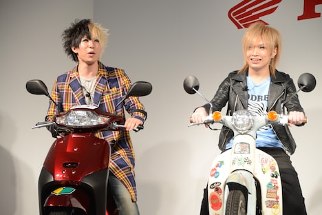 左より歌広場淳、鬼龍院翔。