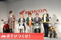 本田技研工業の青山真二二輪事業本部長とフォトセッションに臨むゴールデンボンバー。