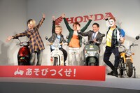 本田技研工業の青山真二二輪事業本部長とフォトセッションに臨むゴールデンボンバー。