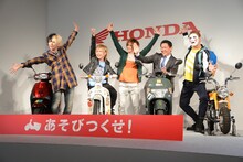 本田技研工業の青山真二二輪事業本部長とフォトセッションに臨むゴールデンボンバー。