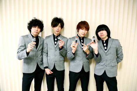 自分たちのフィギュアを手にするTHE BAWDIES。