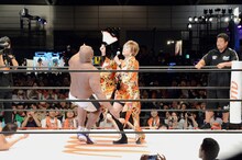 ボブ・サップを撃破する小林幸子。